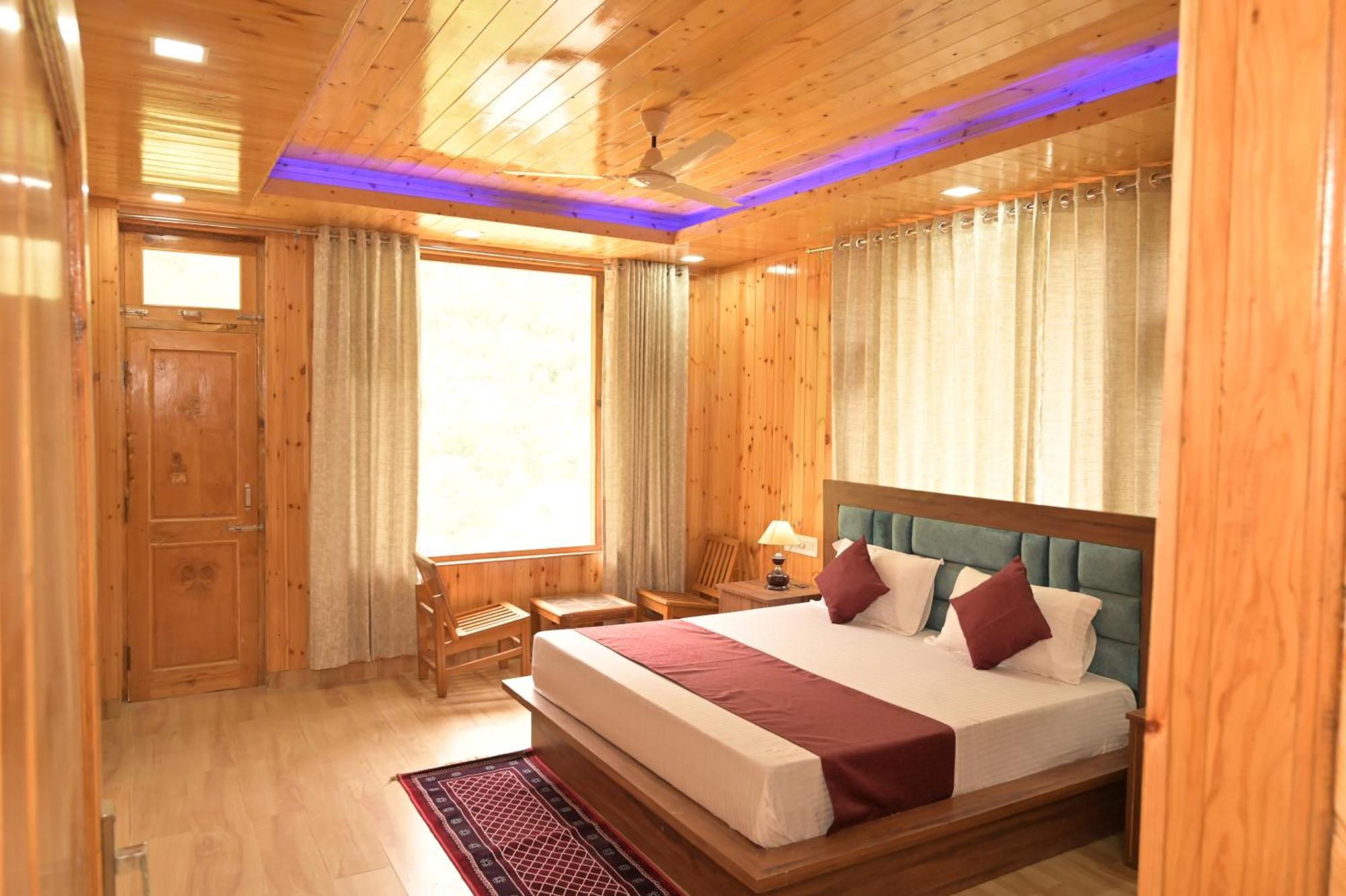 Hotel Royal Galaxy Tirthan Banjār Exterior photo