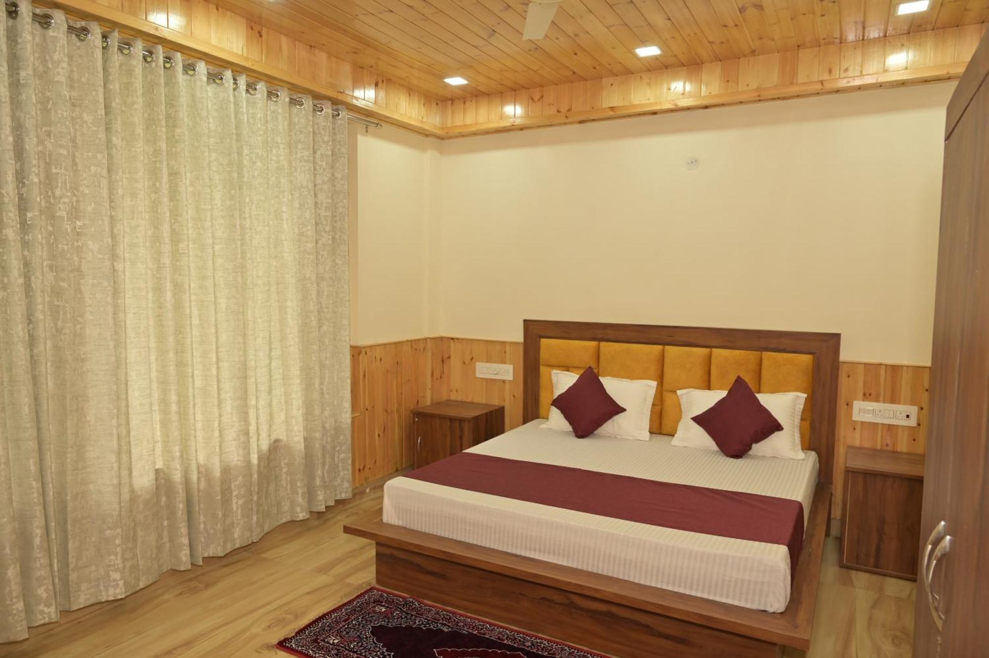 Hotel Royal Galaxy Tirthan Banjār Exterior photo
