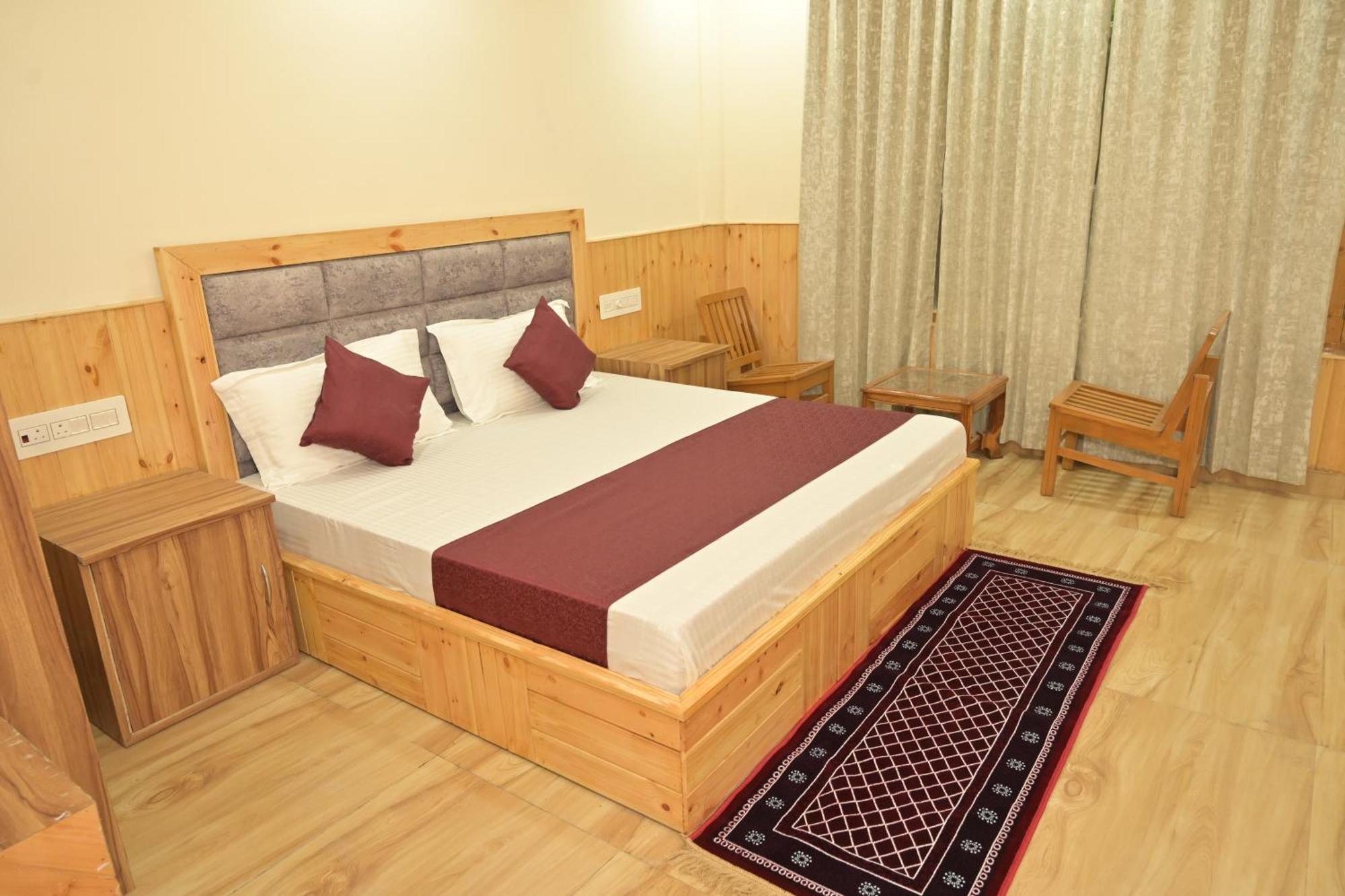 Hotel Royal Galaxy Tirthan Banjār Exterior photo