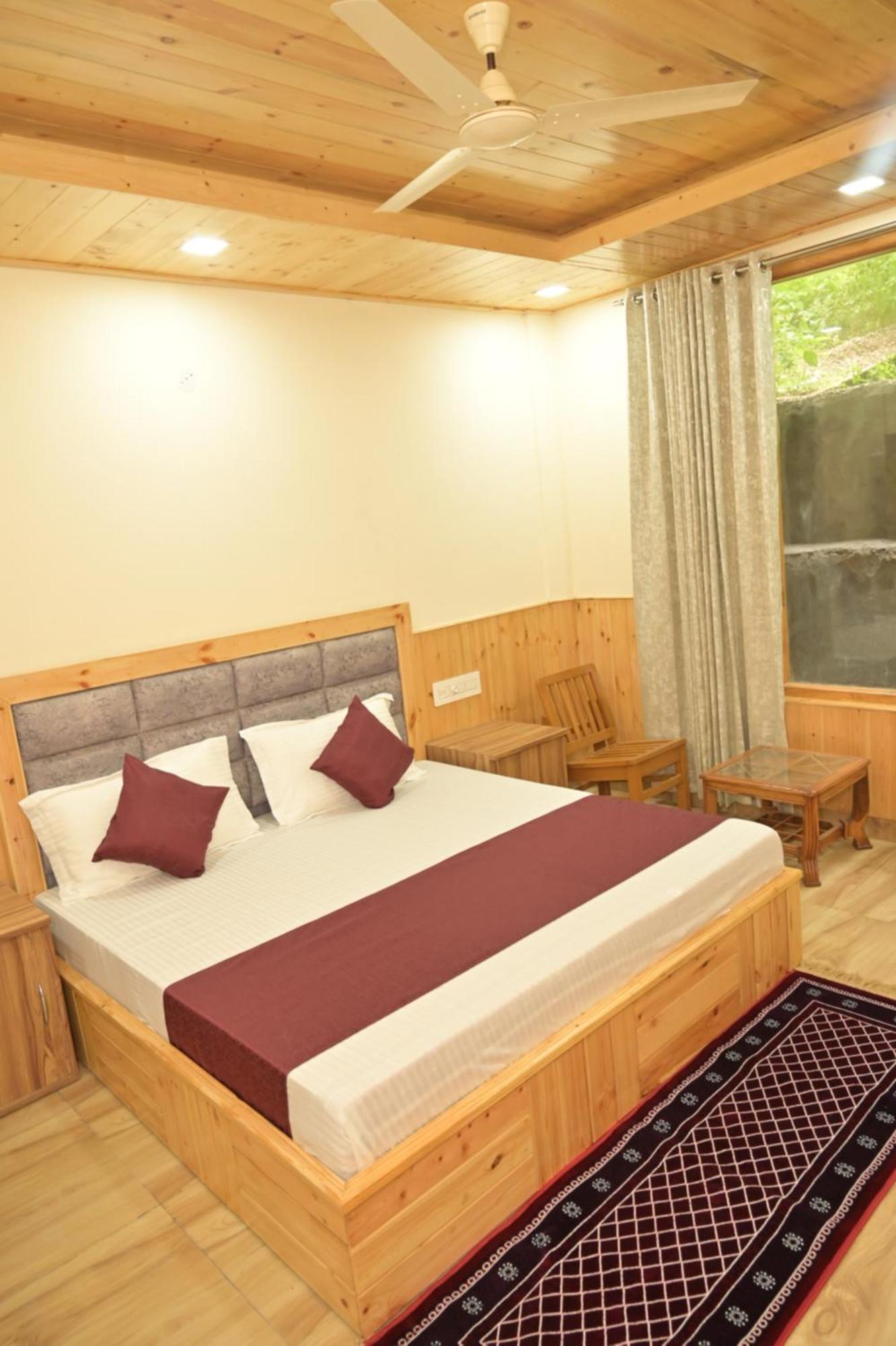 Hotel Royal Galaxy Tirthan Banjār Exterior photo