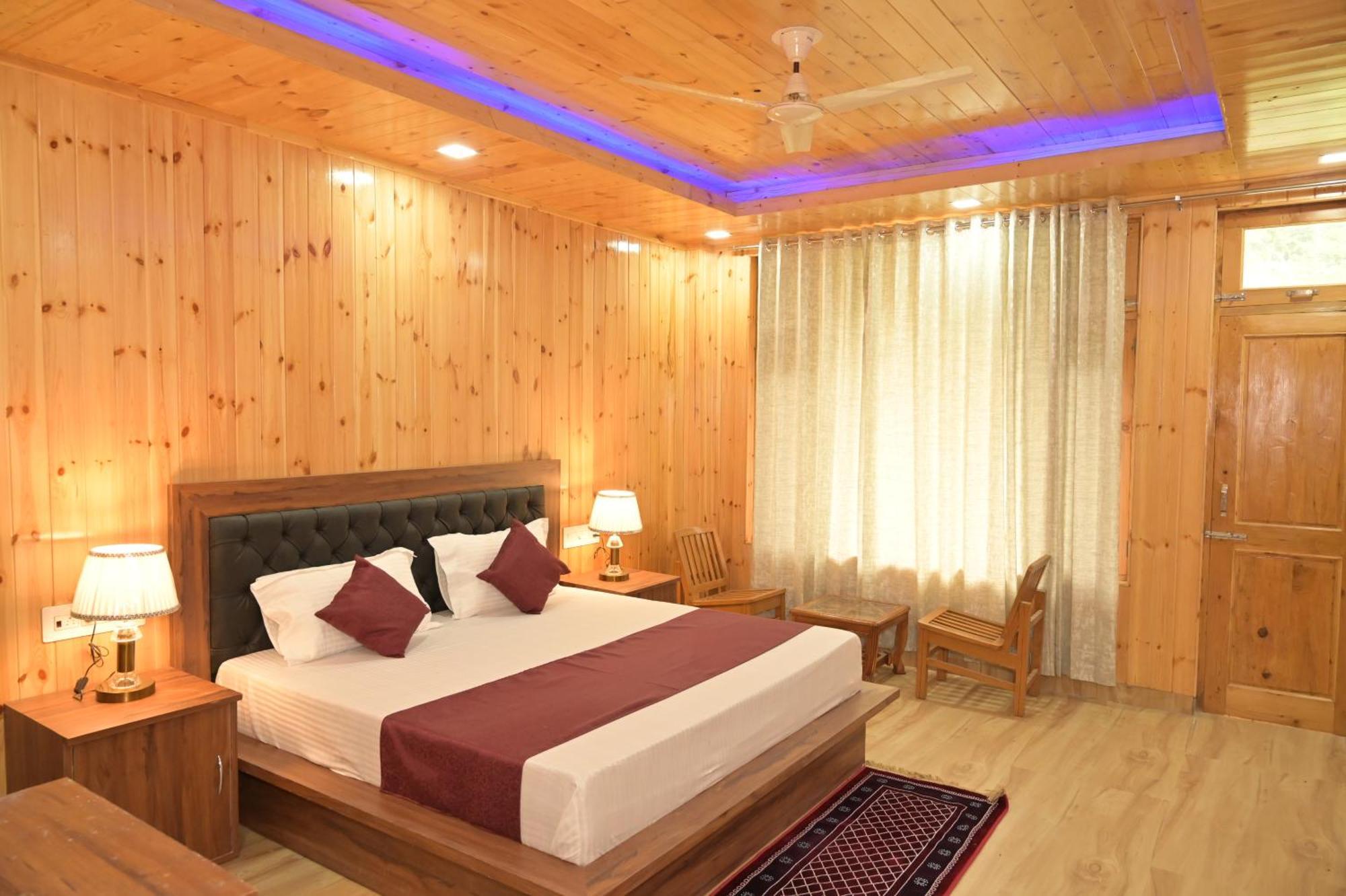 Hotel Royal Galaxy Tirthan Banjār Exterior photo