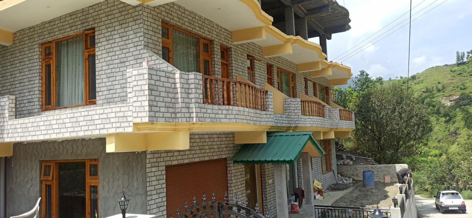 Hotel Royal Galaxy Tirthan Banjār Exterior photo