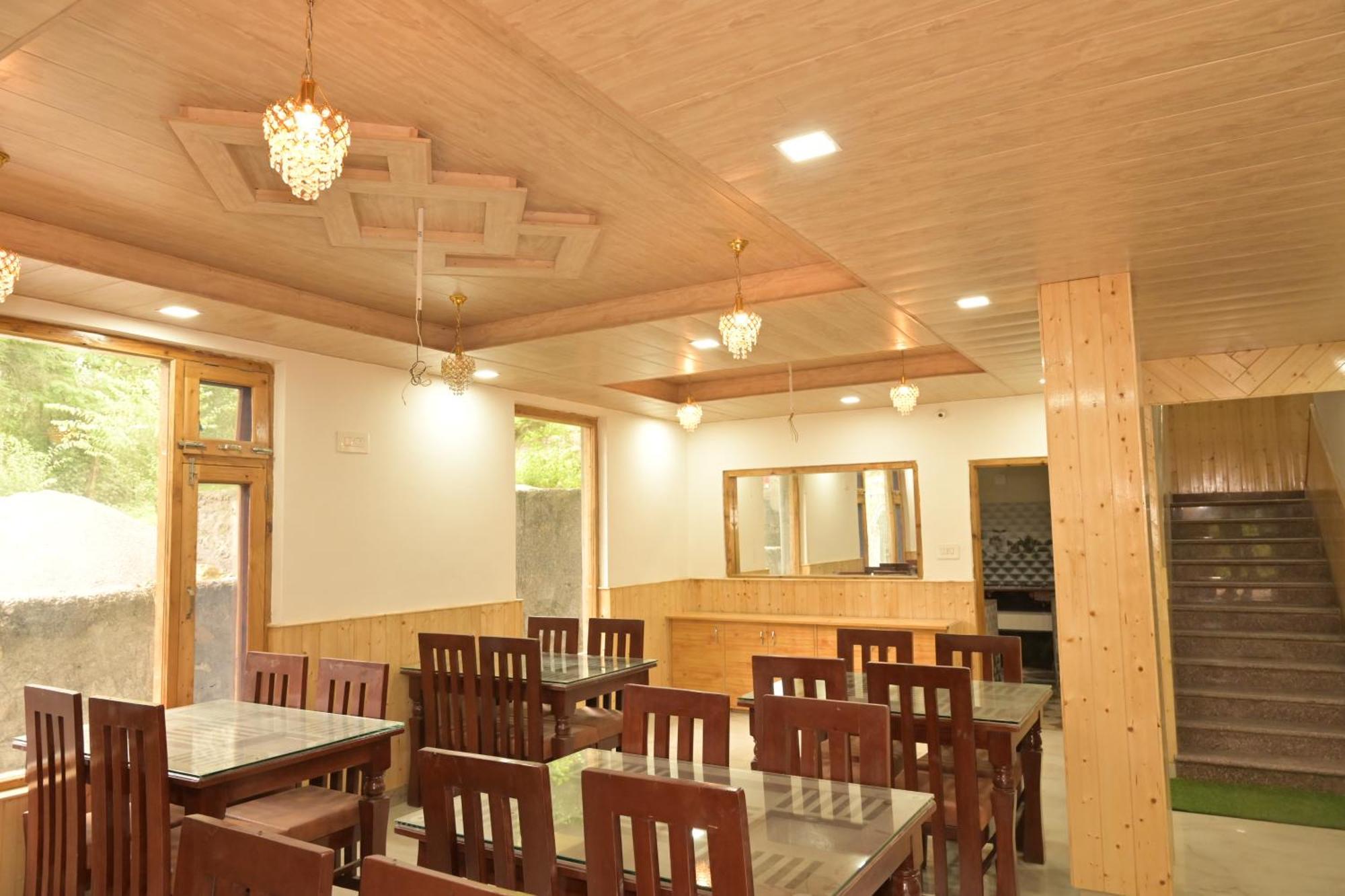 Hotel Royal Galaxy Tirthan Banjār Exterior photo