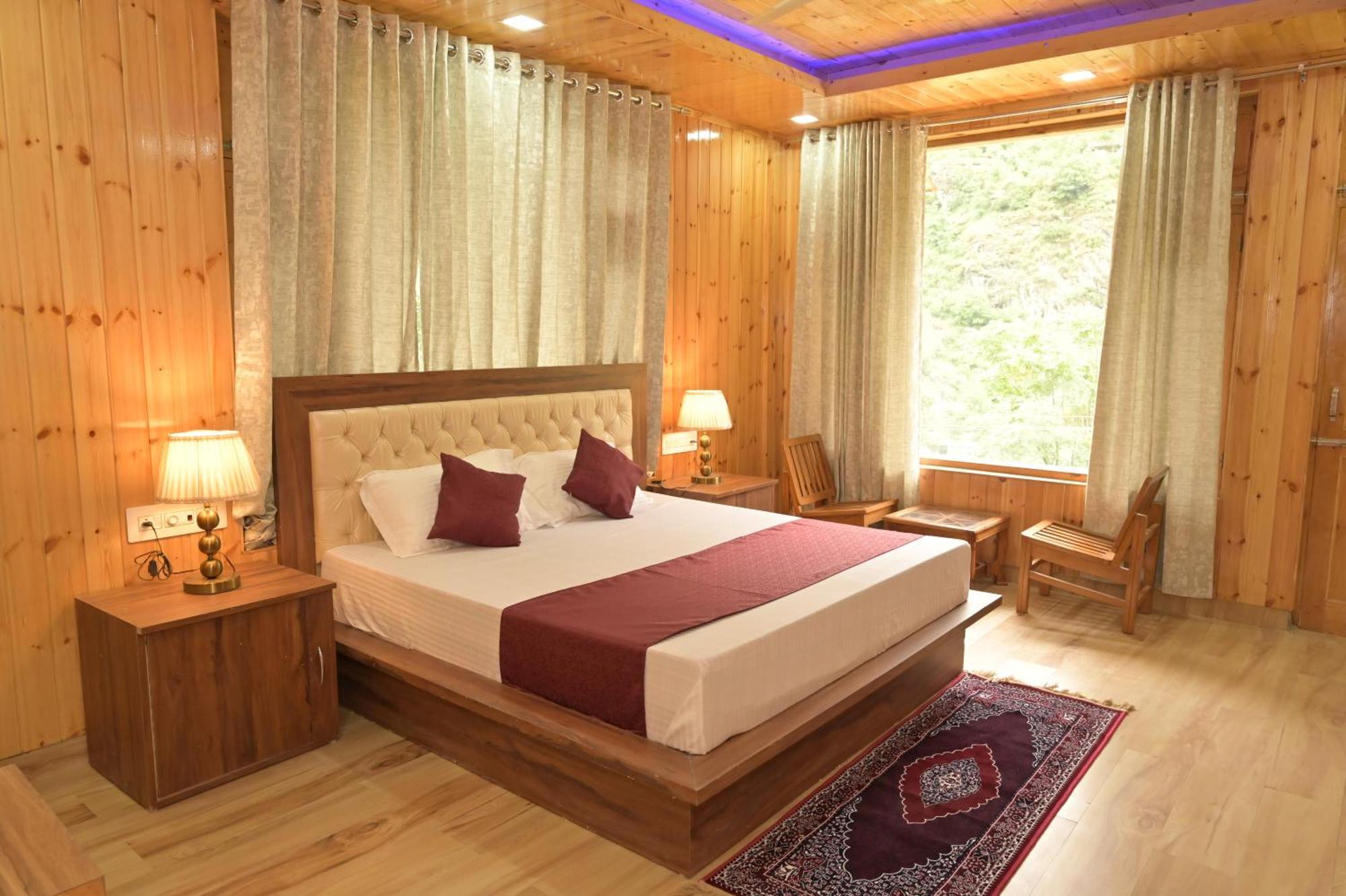 Hotel Royal Galaxy Tirthan Banjār Exterior photo