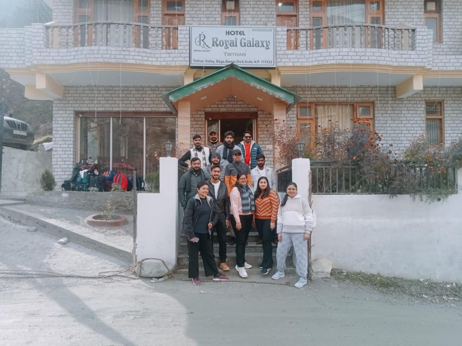 Hotel Royal Galaxy Tirthan Banjār Exterior photo